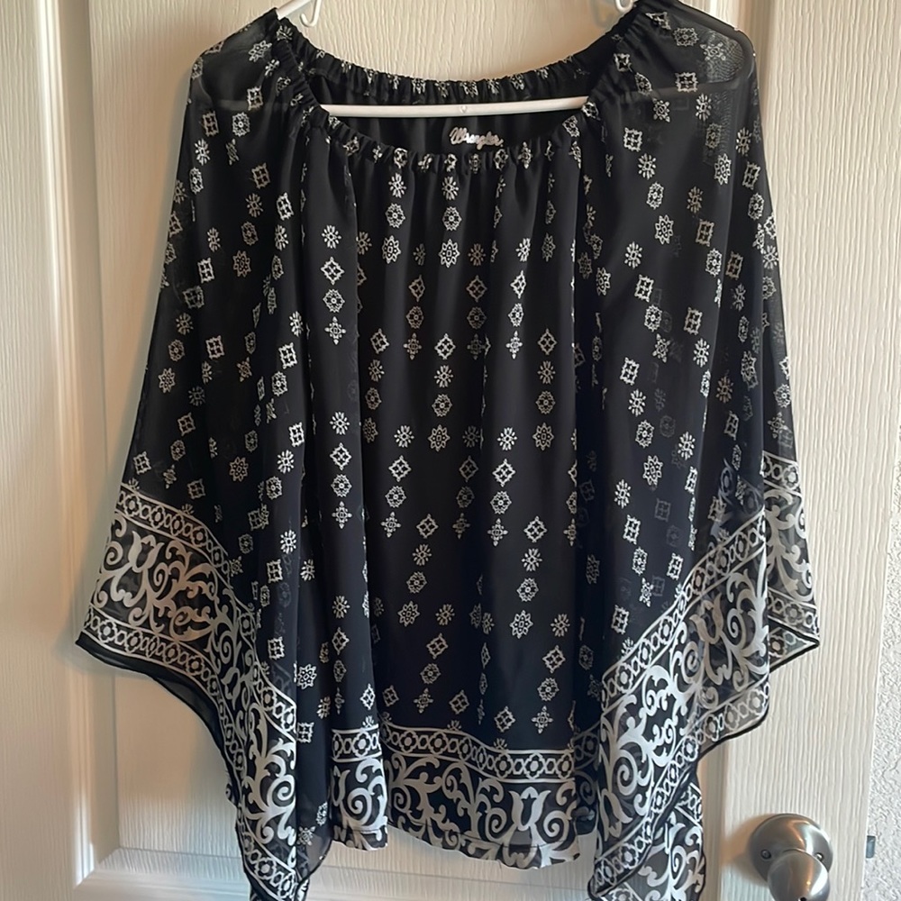 Womens size small blouse with glowing sleeves. Great condition!